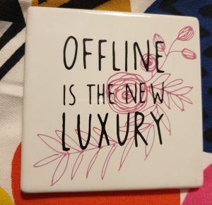 tegeltje met tekst offline is the new luxury